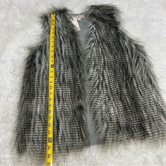 Pink Republic Gray Faux Feathered Fur Knit Woman’s Vest NWT size Large - Picture 3 of 10